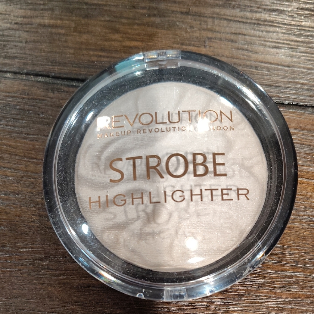 Revolution Strobe Highlighter in Shimmering White